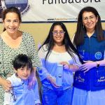 Una madre y su niño practica el valor de la solidaridad y reciben un regalo