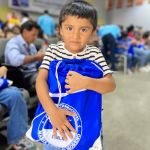 Niño feliz abraza el regalo que le dio la Fundación