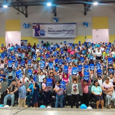 Niños felices levanta el kit escolar que les regalaron