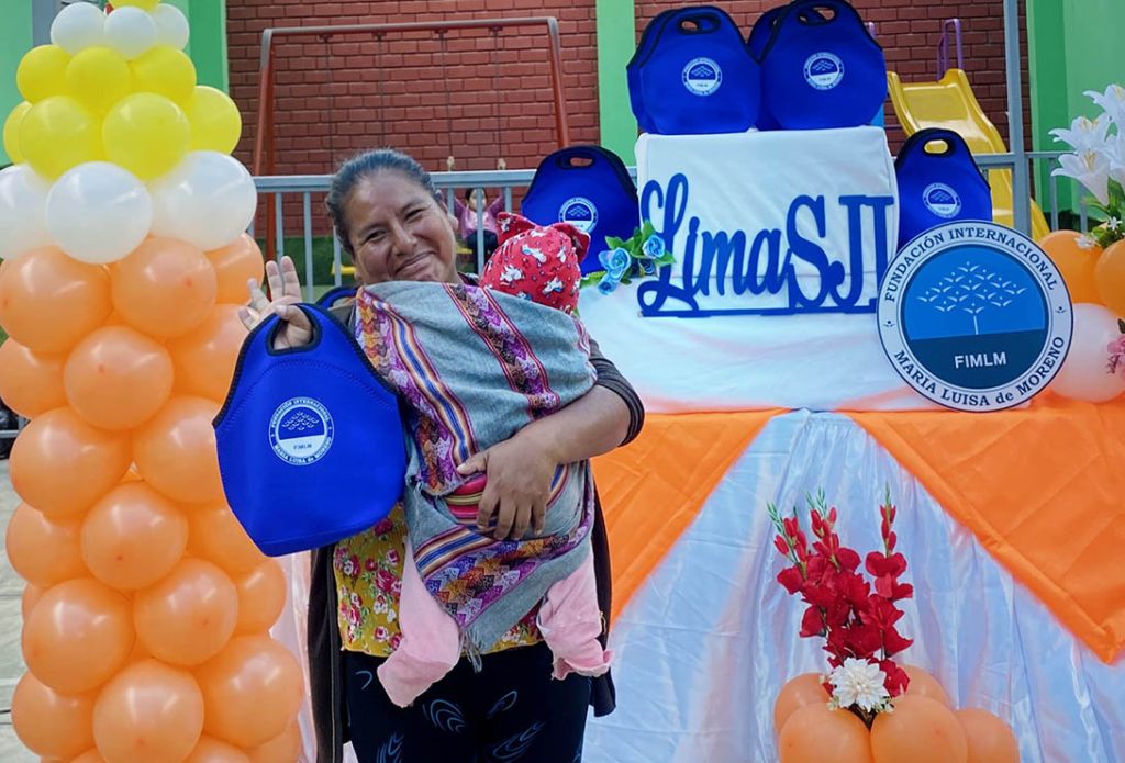 Madres de familia aprenden a hacer decoraciones de globos en el distrito de SJL - Lima