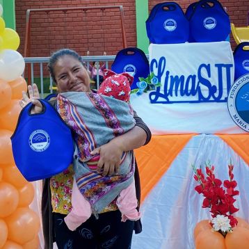 Madres de familia aprenden a hacer decoraciones de globos en el distrito de SJL - Lima