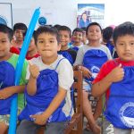 Niños muy contentos con sus regalos