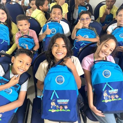 En una jornada muy didáctica y recreativa se llevó a cabo la entrega de 150 kits escolares a niños y niñas de los municipios de Soledad, Malambo y Sabanagrande