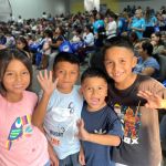 Una niña y tres niños felices al inicio del evento