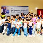 Un grupo de niños sube a la tarima a disfrutar del evento