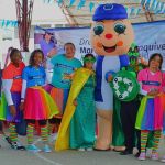 Grupo de voluntarios disfrazados de Hormy y Ecoheroes posan juntos en una jornada de apoyo sobre reciclaje y valores