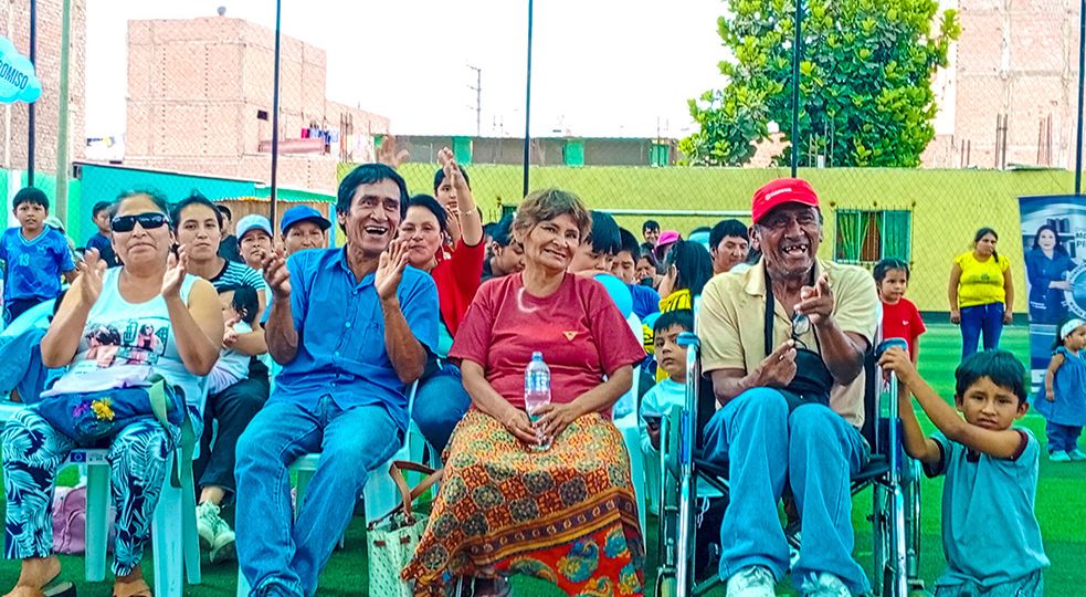 Los padres de familia se divierten en medio del evento