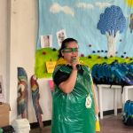 Eco-héroe habla con entusiasmo y esperanza la importancia de los eco-valores.
