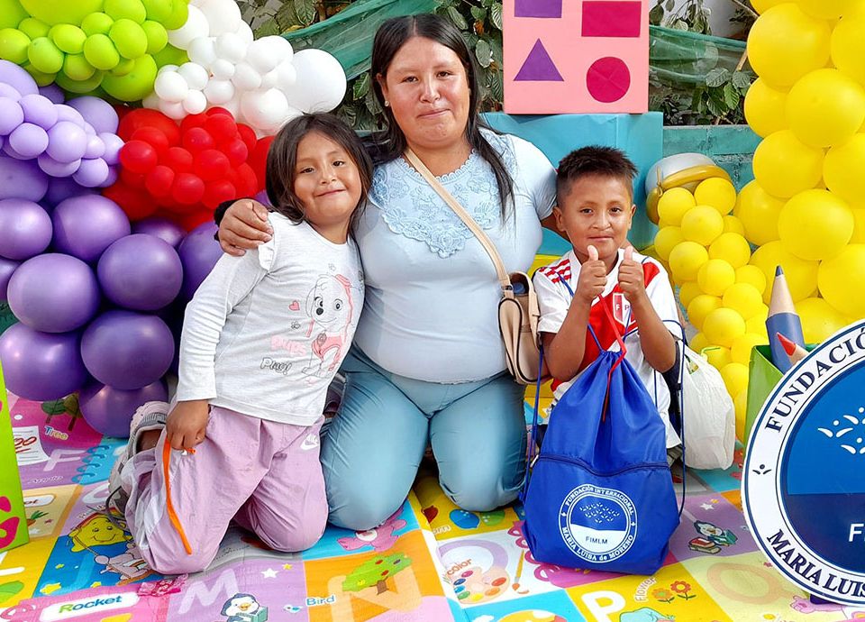 Madre con su hijo e hija