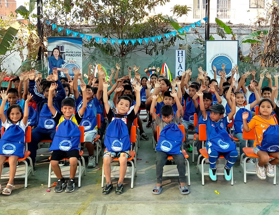 Niños posan con los kits recibidos