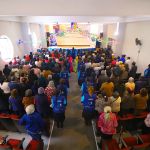 Los beneficiados esperan el siguiente acto en medio del evento