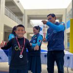 Niño sonríe después de recibir la medalla