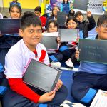 Niños y niñas felices exhiben su regalo