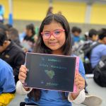 Niña muestra su felicidad por el regalo recibido