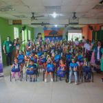 Fotografía general de beneficiarios y acompañantes junto con voluntarios y ecoheroes