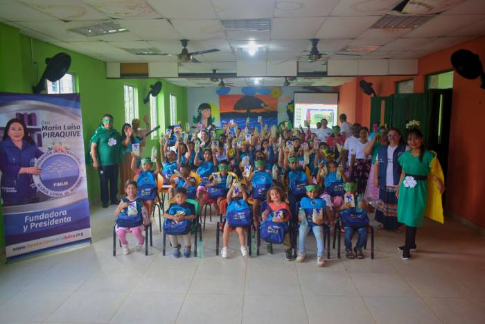 Fotografía general de beneficiarios y acompañantes junto con voluntarios y ecoheroes
