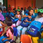 En la entrega de kits escolares, niños y niñas reciben con alegría y celebración la recepción de estos útiles escolares.