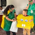 Un niño disfrazado de Bob Esponja interactúa con eco-héroes.