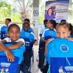 Entrega de Kits escolares y uniformes en la escuela de Puerto Cesar
