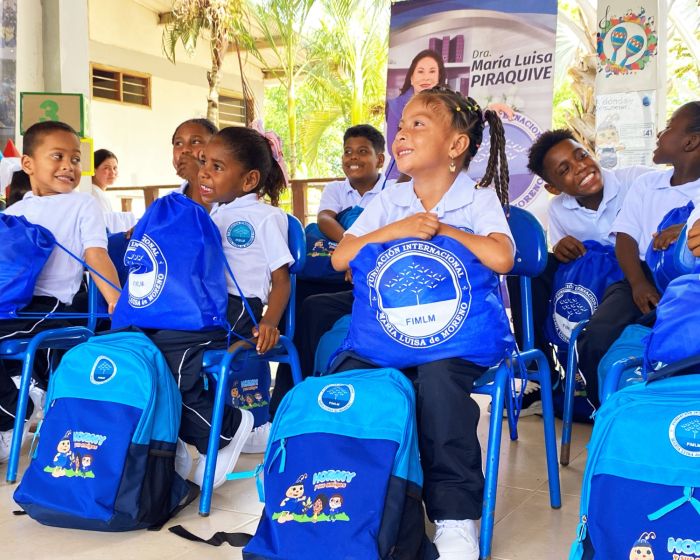 Entrega de Kits escolares y uniformes en la escuela de Puerto Cesar