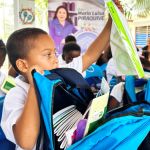 Entrega de Kits escolares y uniformes en la escuela de Puerto Cesar