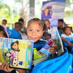 Niña con sus cuadernos en la escuela de Puerto Cesar