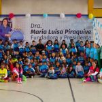 Los beneficiarios de esta enriquecedora experiencia sostienen con alegría sus nuevos kits escolares