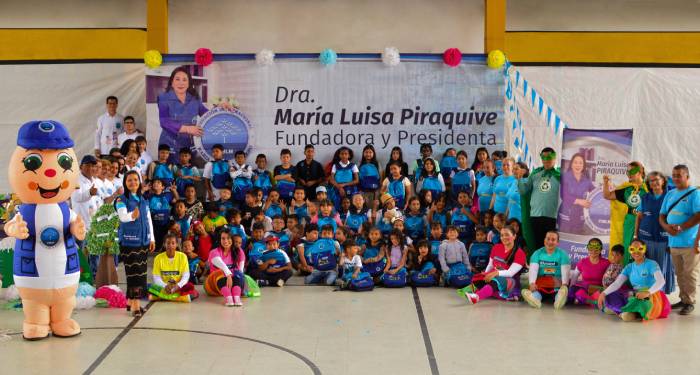 Los beneficiarios de esta enriquecedora experiencia sostienen con alegría sus nuevos kits escolares