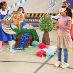 Grupo de beneficiarios participan con alegría y diversión en una representación teatral relacionada con el cuidado del medio ambiente