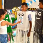 Niños entusiastas se sumergen en una actividad que enseña a valorar el planeta.