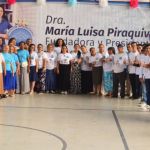 Los voluntarios de la Dra. María Luisa Piraquive se reúnen sonrientes después de terminar la jornada de apoyo de Eco-valores.