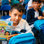 Niño muestra su nuevo cuaderno