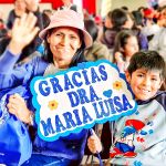 Madre con su hijo sonríen agradecidos