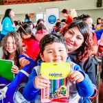 Madre con su hijo sonríen con los beneficios recibidos