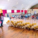 Madres juegan junto a sus hijos