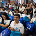 Beneficiarios muestran su nueva dotación escolar durante la jornada