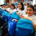 Jóvenes reciben con alegria y felicidad su dotación escolar