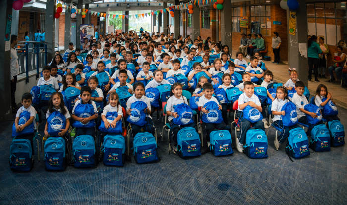 Multitud de niños y niñas con sus nuevos uniformes y kits escolares