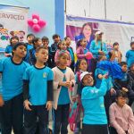 Los niños muy emocionados disfrutando con su compañeros en el torneo de fútbol.
