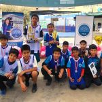El equipo de fútbol ganador recibe su trofeo y medallas.