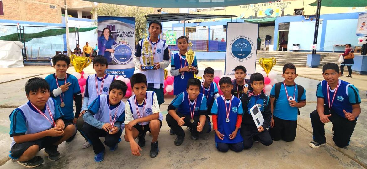El equipo de fútbol ganador recibe su trofeo y medallas.