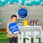 Niño feliz con los regalos entregados por la Fundación