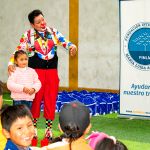 Niña feliz junto al payaso