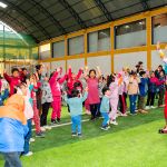 Niños jugando con el payaso