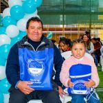 Padre e hija felices con el regalo
