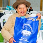 Adulta mayor con obsequio