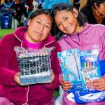 Madre e hija muestran el regalo entregado por la Fundación