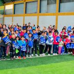 Beneficiarios del evento con sus regalos