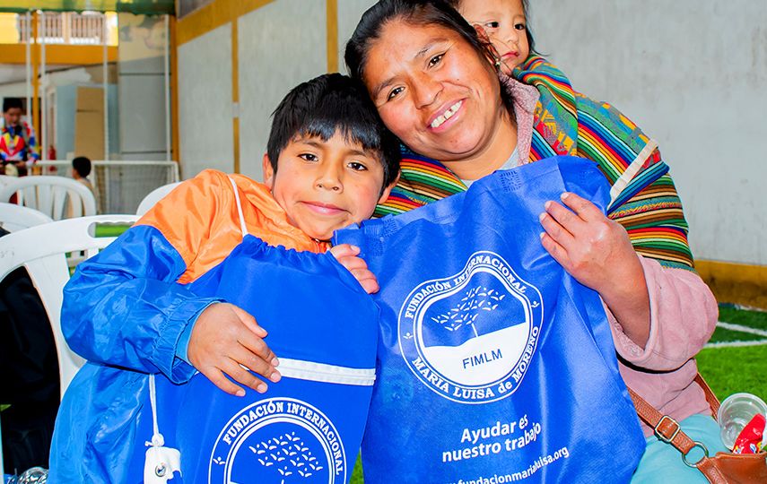 Madre con sus dos hijos muestran sus beneficios