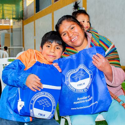 Madre con sus dos hijos muestran sus beneficios
